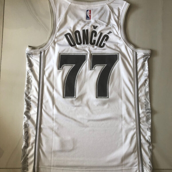 Dallas Mavericks Local / Dončić / Player version - Imagen 3