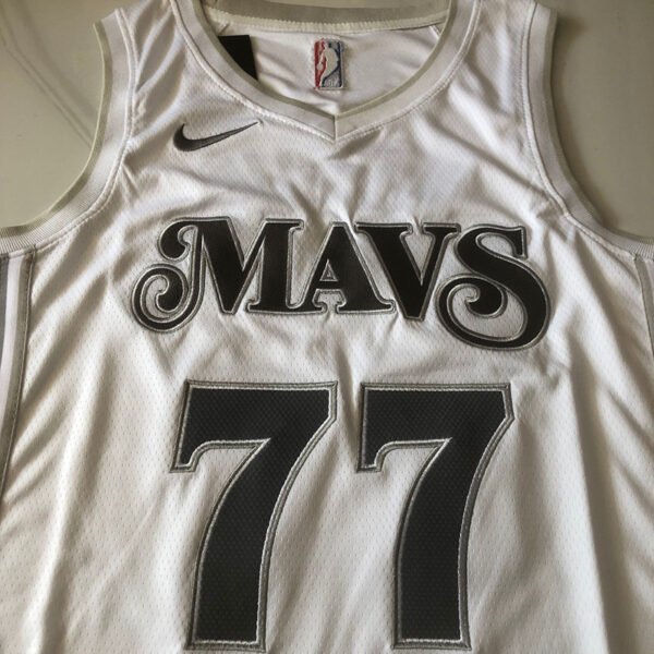 Dallas Mavericks Local / Dončić / Player version - Imagen 2