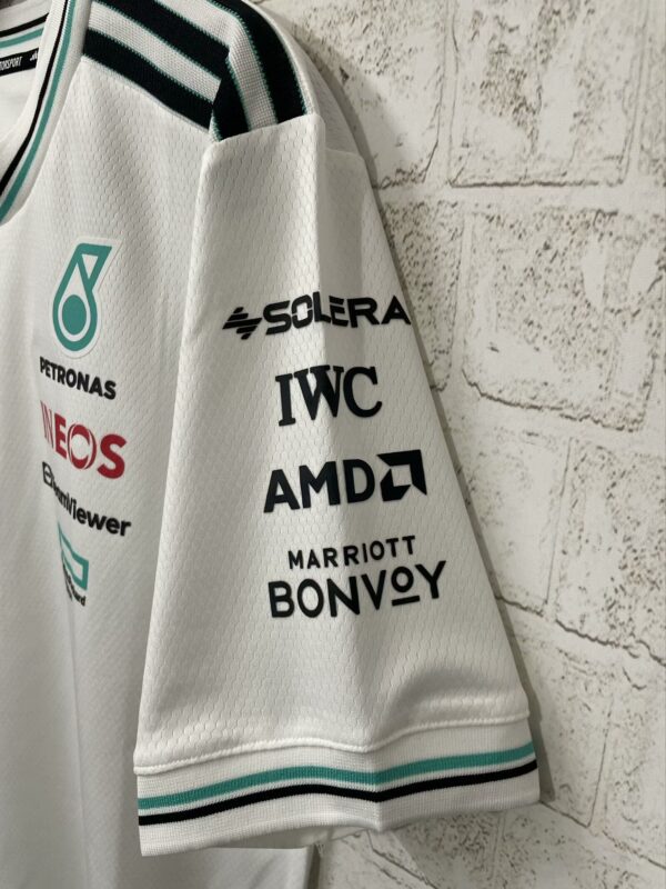 Mercedes Benz Camiseta Blanca Rayas - Imagen 2