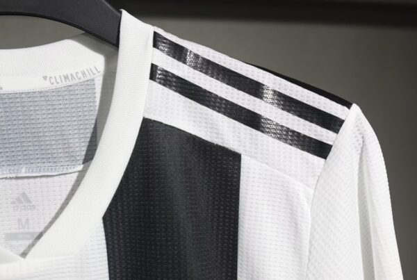 Juventus FC Local / Player version / Manga Larga / Retro 18-19 - Imagen 4