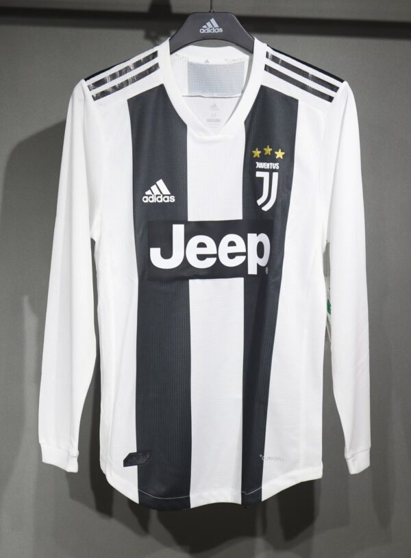 Juventus FC Local / Player version / Manga Larga / Retro 18-19