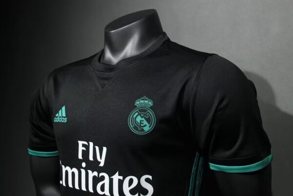 Real Madrid Visitante / Player version / Retro 17-18 - Imagen 3